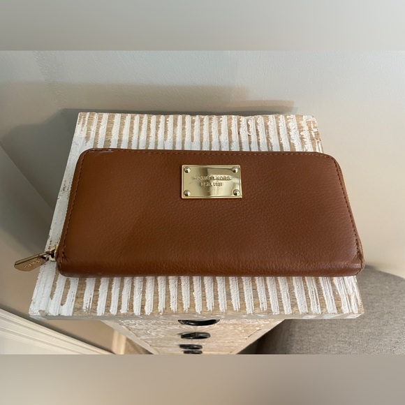 Michael Kors Classic Camel Wallet - Picture 3 of 3